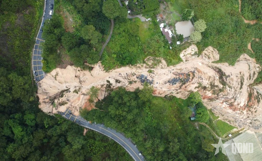 Cảnh giác với sạt lở đất đá!